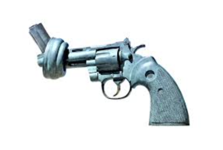 Die Plastik der verknoteten Pistole steht vor dem Gebäude der Vereinten Nationen in New York